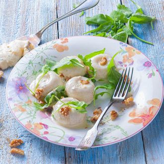 Kluski śląskie z kremową gorgonzolą, rukolą i prażonymi orzechami włoskimi
