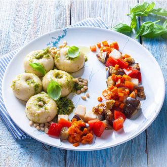 Kluski śląskie z warzywami sezonowymi i pesto bazyliowym
