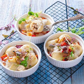 Kluski śląskie z kremową gorgonzolą, rukolą i prażonymi orzechami włoskimi
