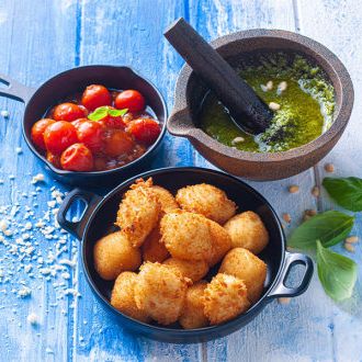 Smażone kopytka z sosem pomidorowym, Tabasco i pesto
