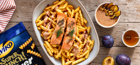 Airfryer Super Crunch fries with baked salmon and goat cheese & plum dip