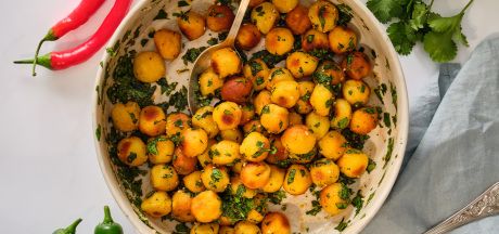 Batata harra (AVIKO Pom' Noisettes) with garlic, olive oil and herbs