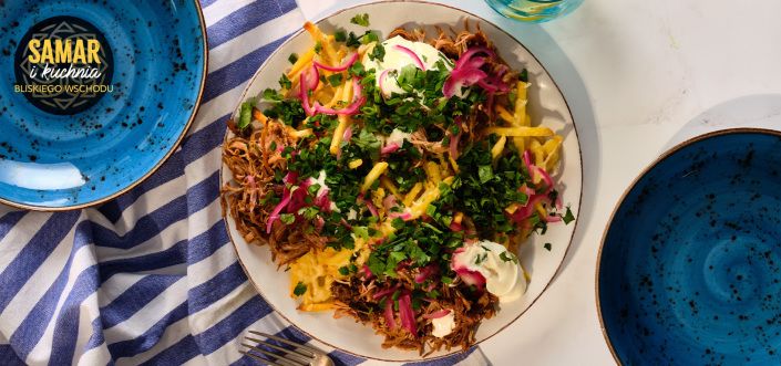 Skinny Fries z szarpanym indykiem, marynowaną czerwoną cebulą i kwaśną śmietaną
