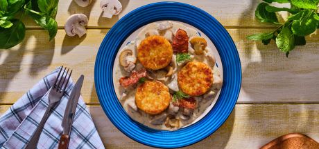 AVIKO Rösti Rondjes Naturel with mushroom and béchamel sauce (ciulama de ciuperci) and crispy bacon