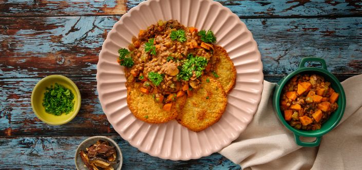 AVIKO Potato pancakes with lentil goulash