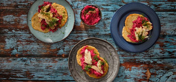 AVIKO Potato pancakes with horseradish-beetroot sauce and smoked trout