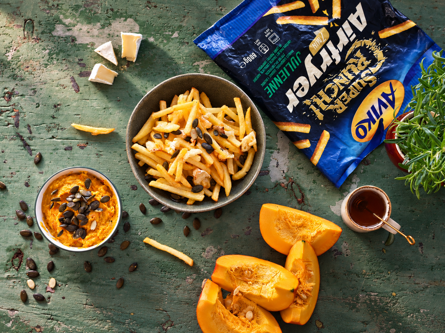 Airfryer Super Crunch fries with camembert and pumpkin maple dip