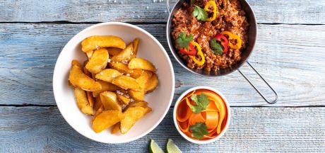 Chili con carne with carrot, lime and coriander salad served with spicy AVIKO Pati Parts Tex Mex