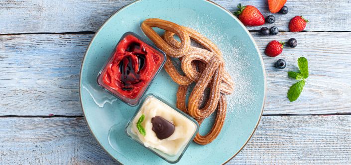 Churros z sorbetem truskawkowym i polewą z octu balsamicznego oraz sorbetem gruszkowym i polewą czekoladową