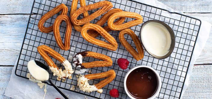 Churros z sosami z białej i gorzkiej (64%) czekolady z posiekanymi orzechami laskowymi i płatkami kokosowymi