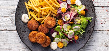 Tuna meatballs with homemade salad and AVIKO Super Crunch Julienne fries