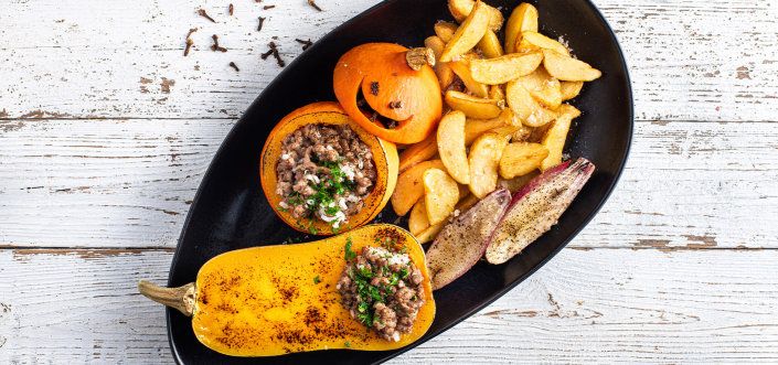 Rice and meat stuffed pumpkins with zucchini and baked onion served with AVIKO Pati Parts 