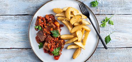 Beef goulash with tomatoes and parsley served with AVIKO Pati Parts Garlic