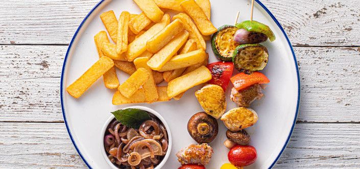 Chicken skewers with salsiccia, vegetables and caramelized onion and AVIKO Steak Fries