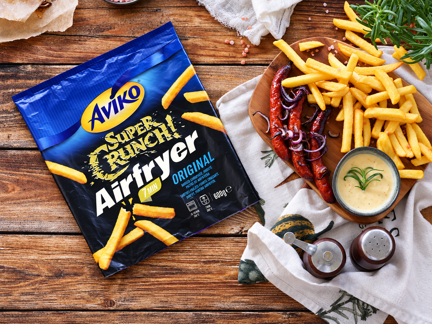Airfryer Super Crunch fries with frankfurters, onion and honey mustard dip