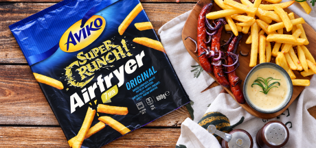 Airfryer Super Crunch fries with frankfurters, onion and honey mustard dip