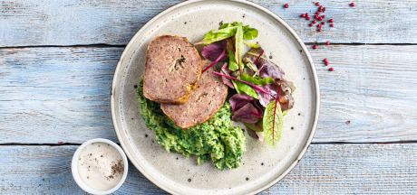 Meatloaf with salad and aioli sauce, served with AVIKO Purée with spinach