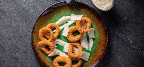AVIKO Onion rings served with four cheese sauce