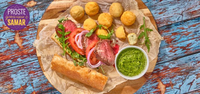 Kanapka ze stekiem, sosem na bazie zielonej harissy i majonezu oraz Jalapeño Balls