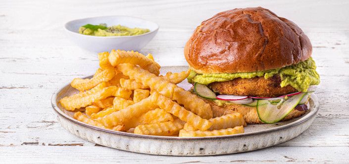 Hamburger z kurczaka, z sałatką z wiosennych warzyw, guacamole i frytkami Super Crunch Zig Zag