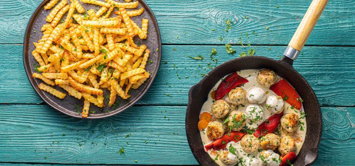 White meatballs stewed with cheese sauce, peppers, garlic and AVIKO Super Crunch Zig Zag